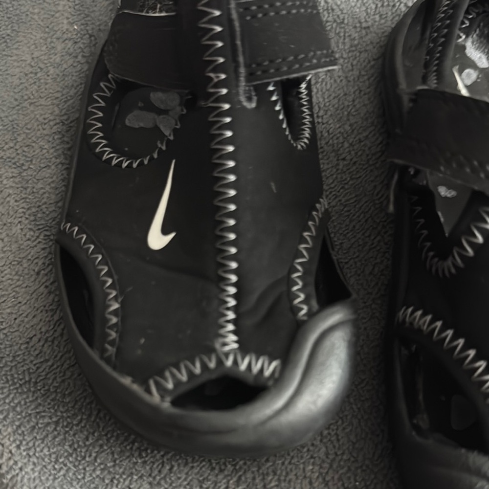 Nike kids Black Water Shoes with Adjustable Strap and Protective Toe Cap - Picture 2 of 6